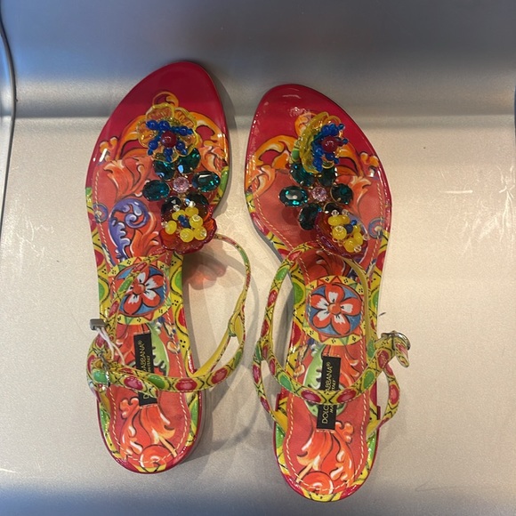 NIB DOLCE & GABBANA PATENT LEATHER T STRAP CRYSTAL EMBELLISHED SANDAL. 39/8.5 - Picture 5 of 10